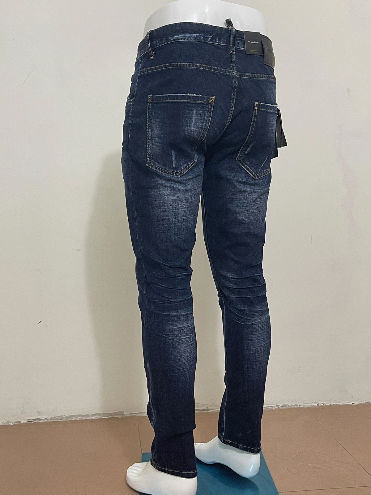 Spring/summer 2023 new style washed and worn micro-bullet slim simple accessories d2 jeans fashion men small feet jeans man