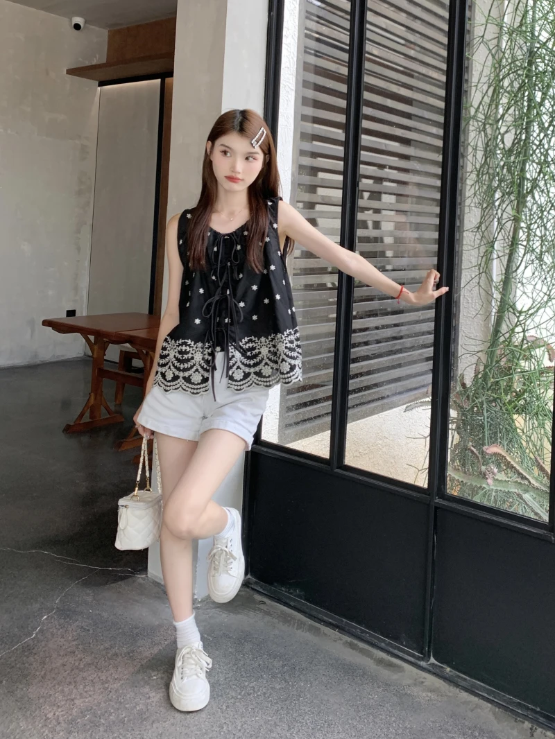 

GBG3762 Summer 2023 New Korean Edition Unique Embroidery Lace Up Loose Top Contrast Floral Sleeveless Shirt Trend