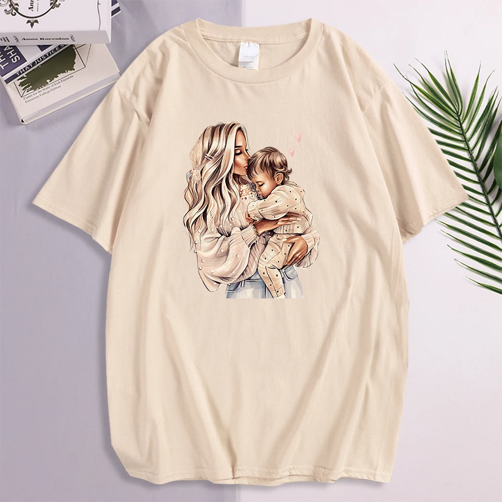 

Футболка мужская с принтом красивой матери Kiss Her Baby, модная повседневная тенниска с мультяшным принтом, брендовая майка оверсайз
