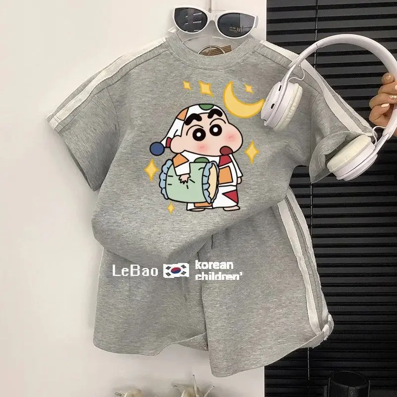 Фото Милый спортивный костюм для мальчиков в стиле аниме Crayon Shin Chan, детский комплект из 2 предметов из мягкого хлопка, комплект из футболки и шорт в корейском стиле, комплект домашней одежды Kawaii №1