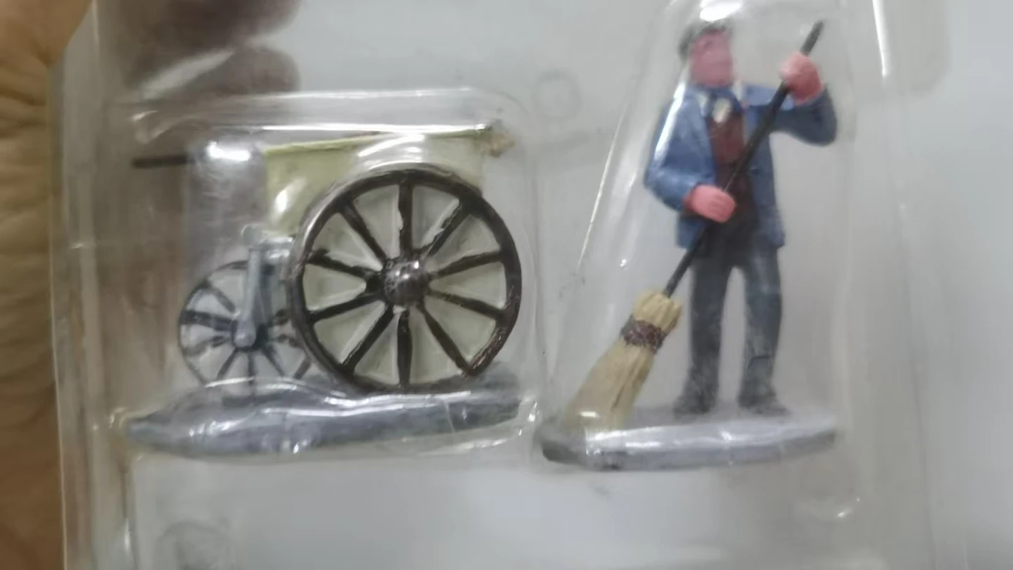 

Фигурка из смолы "Человек с метлой"