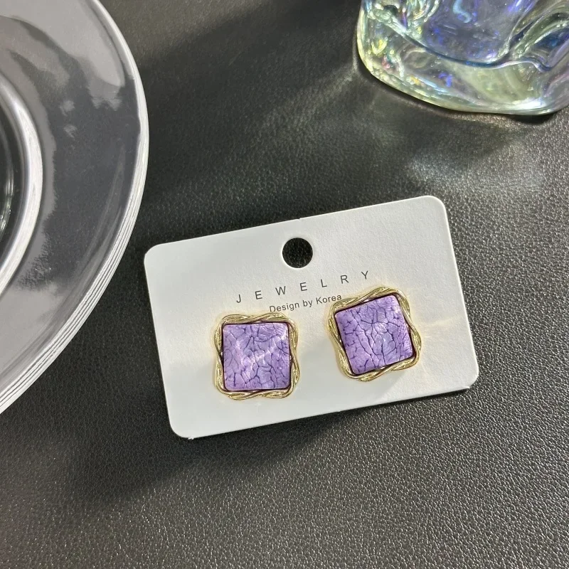 Женские серебряные серьги-гвоздики с трещинами