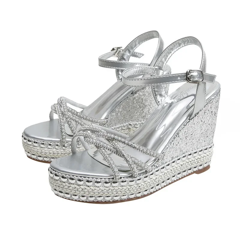 Новые пикантные женские босоножки принцессы на высоком каблуке с заклепками