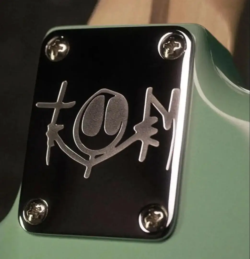 В наличии Tom Delonge атласная черная электрогитара специальная красная ручка с