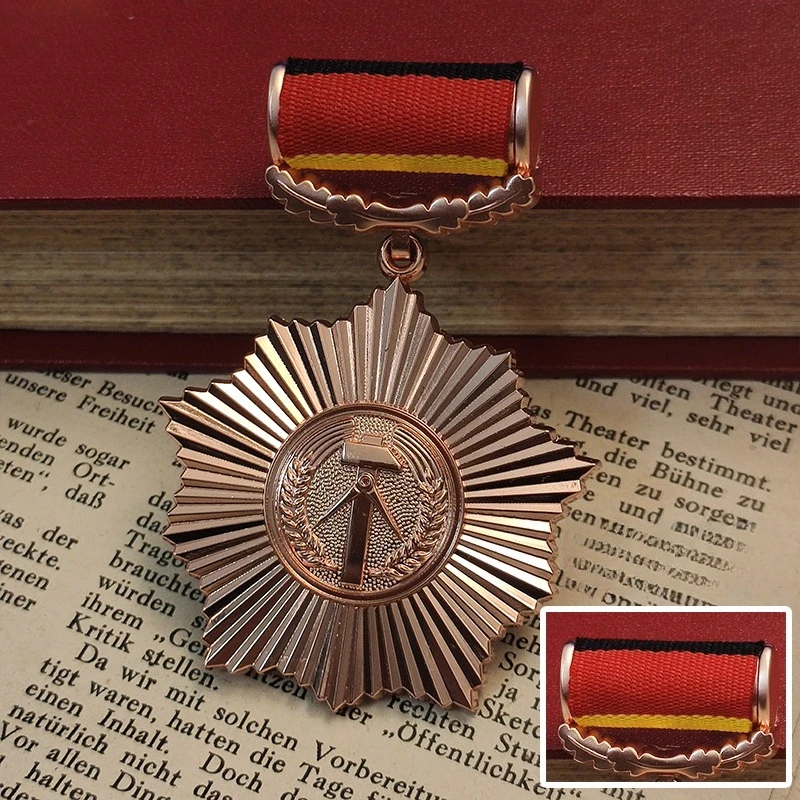 

Медаль ордена за заслуги Германской Демократической Республики