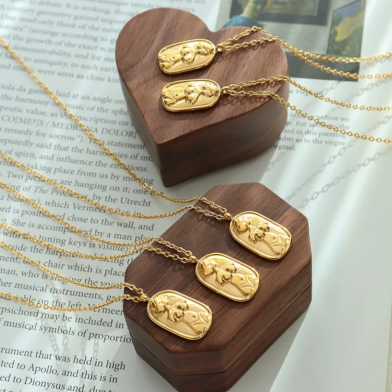 

Oval Pendant Necklace Gold Plated Stainless Steel Clavicle Chain Embossed Portrait Pattern Vintage Jewelry Wholesale