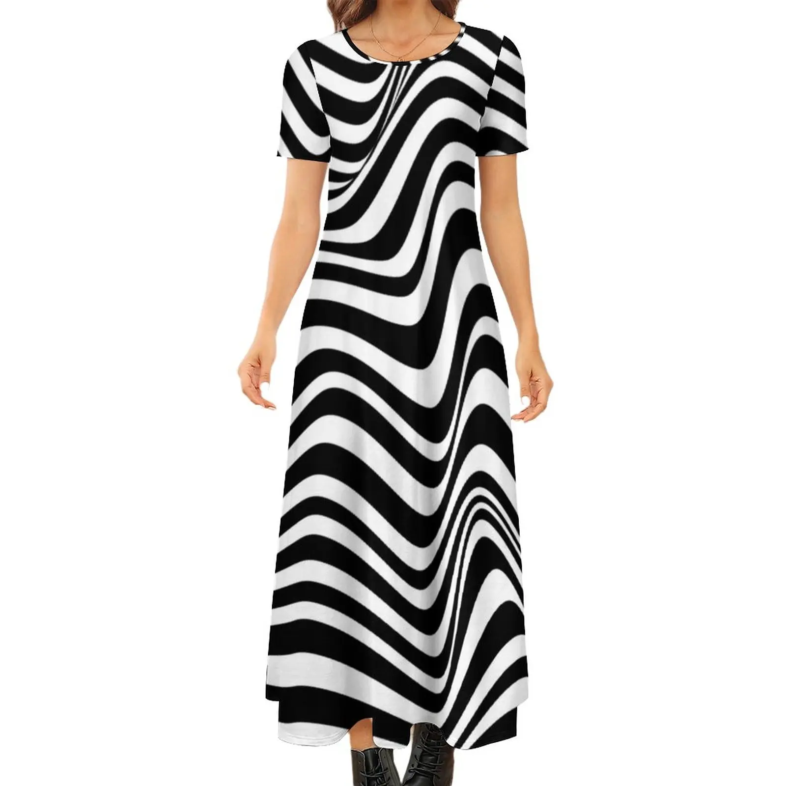 

Платье-макси в черно-белую полоску, с коротким рукавом