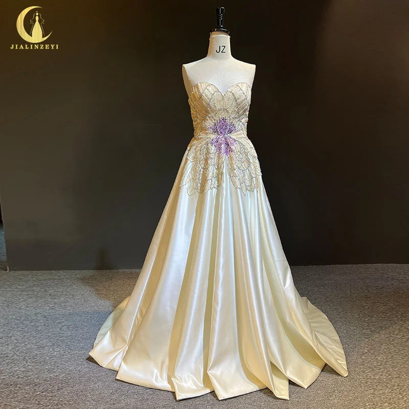 

Женское атласное платье-трапеция с бисером