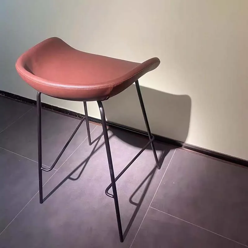 Рисунок 2 - Уличные золотые барные стулья