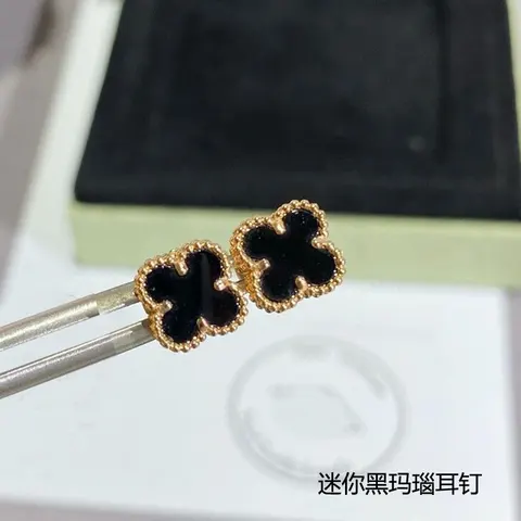 Мини-серьги Van Cleef & Arpels из золота с агатом