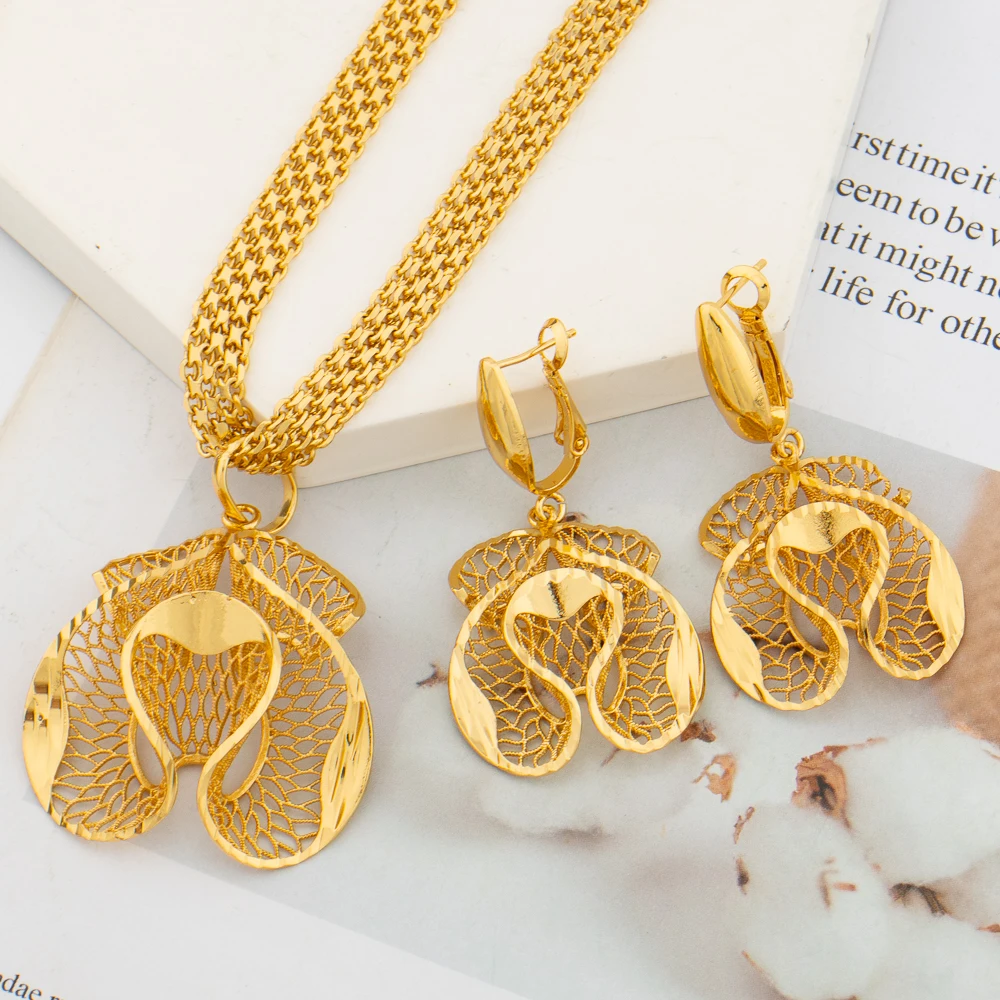 

Комплект ювелирных изделий из колье и серёг, золотистого цвета