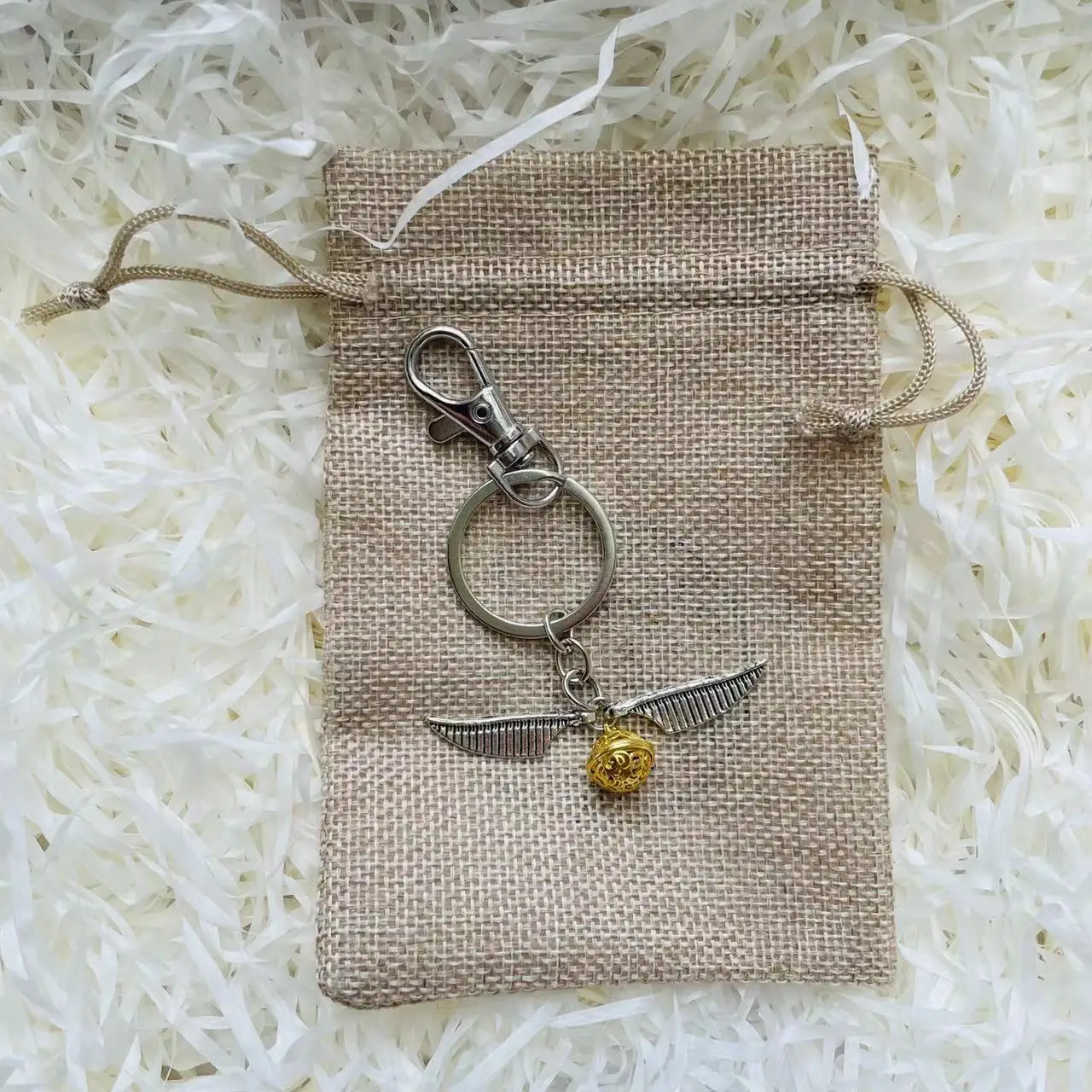 Золотистый полый колокольчик с подвеской в виде крыльев брелок винтажный