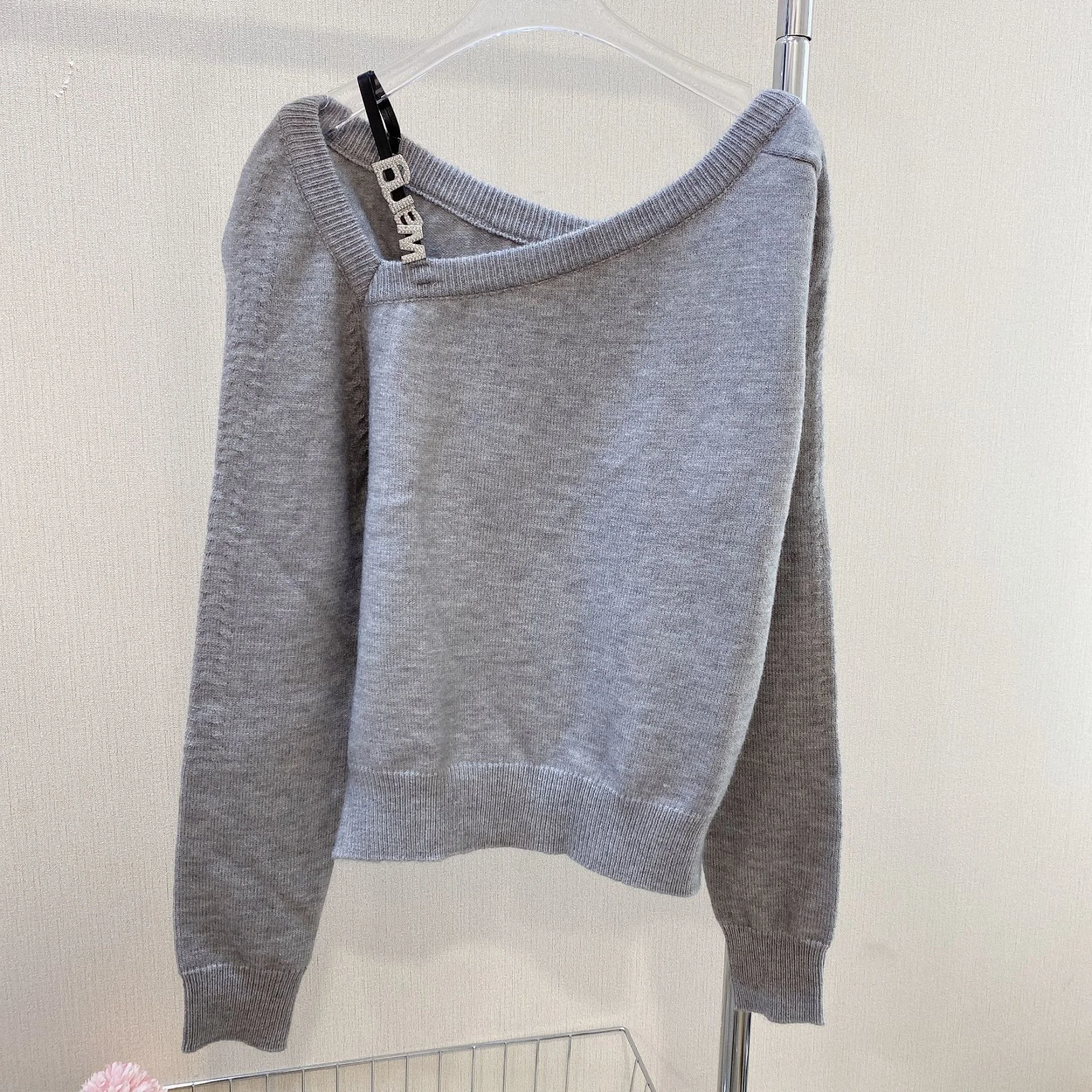 

Quality High Wang Women's Autumn Low-neck Knitted Sweater Top Slanted Shoulder Drill Suspender Sweater Bottoming Sweater