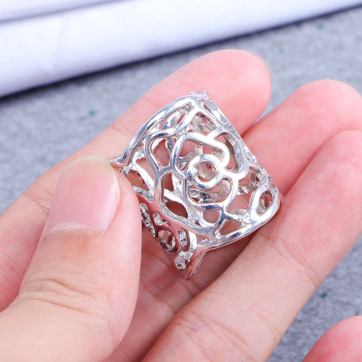 Gold Plated Hollow Out Silk Scarves The Ring Girl Scarf Buckle Filigree Tube Rose Slide Roses Man