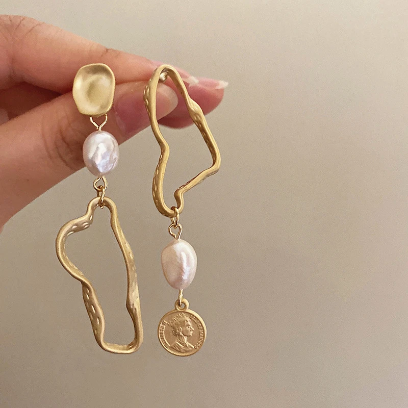 

Vintage Asymmetrical Dangle Earrings For Women Pearl Portrait Coin Pendant Earring Female Fashion Geometry Party Jewelry Gift