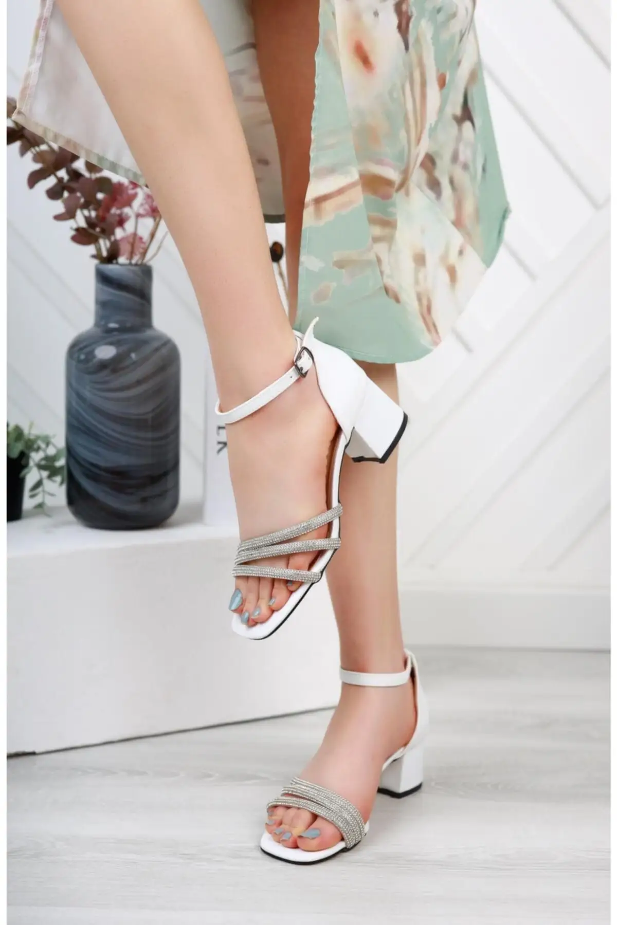 Женские белые вечерние туфли нового сезона |