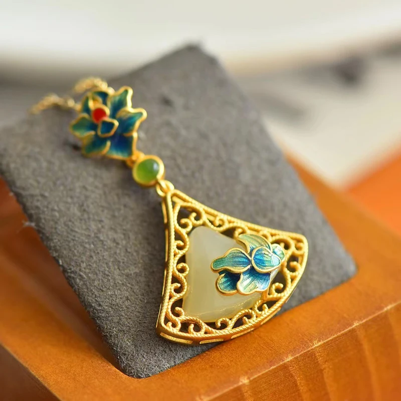 Кулон женский из натурального нефрита треугольной формы с эмалью