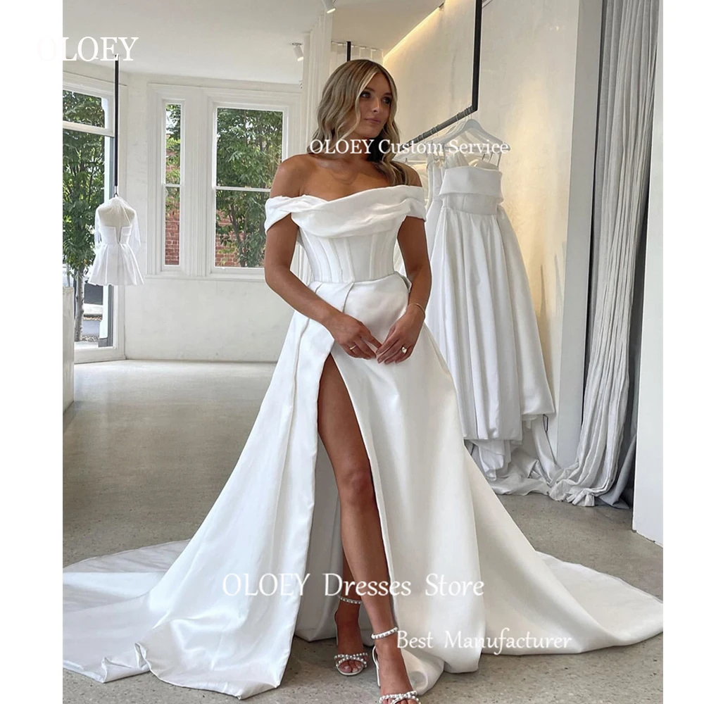 

Женское атласное свадебное платье с открытыми плечами, рукавами и разрезом