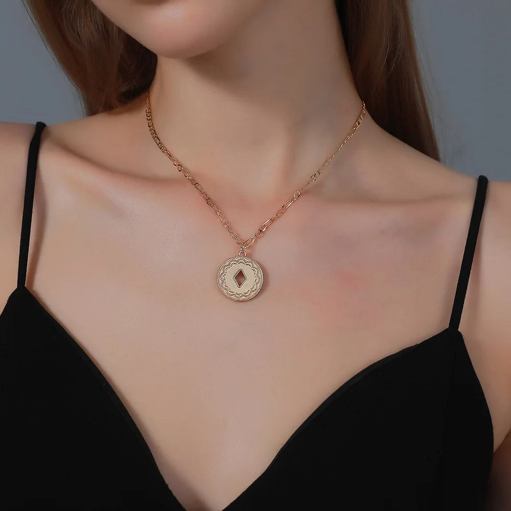 

Ins Diamond Geometric Necklace Retro Ethnic Style Hollow Disc Pattern Pendant Clavicle Chain Simple Collar