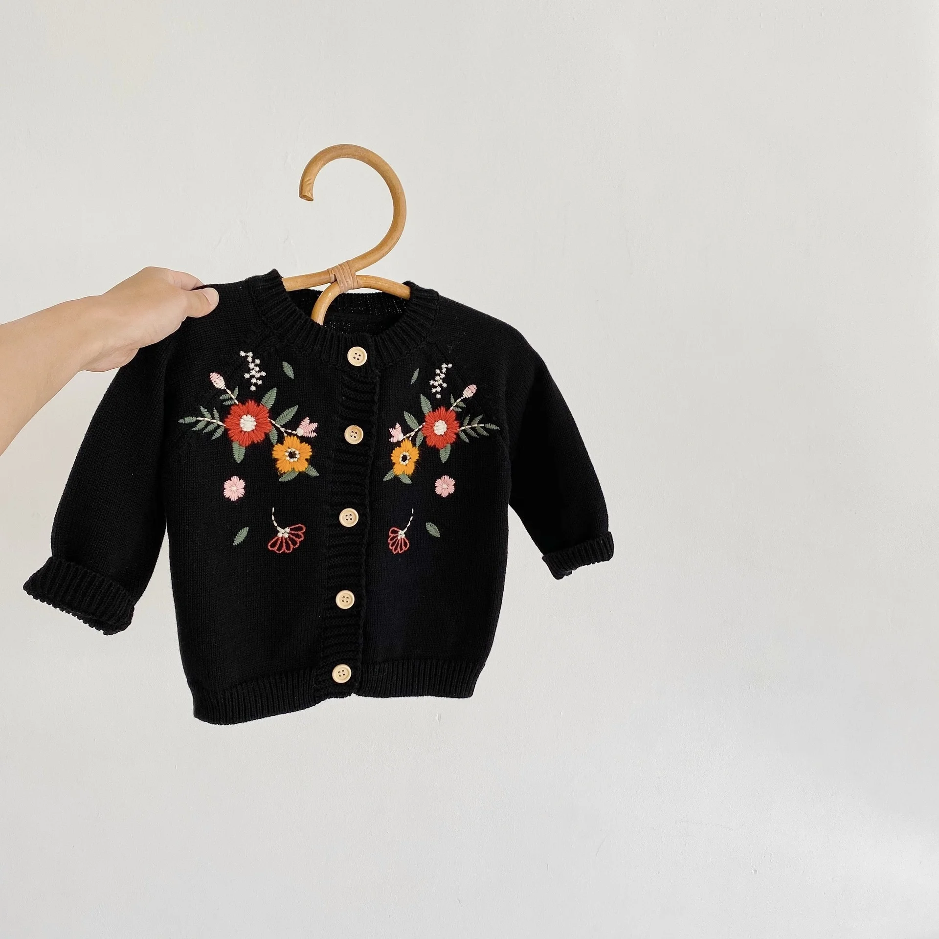

2022 New Spring and Autumn Clothes Female Baby Children Flower Embroidered Cotton Knitted Sweater Long Sleeved Coat