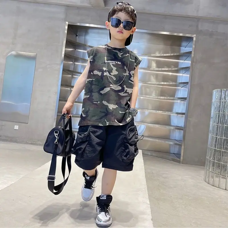 

Футболка и камуфляжные штаны для мальчиков 4-12 лет