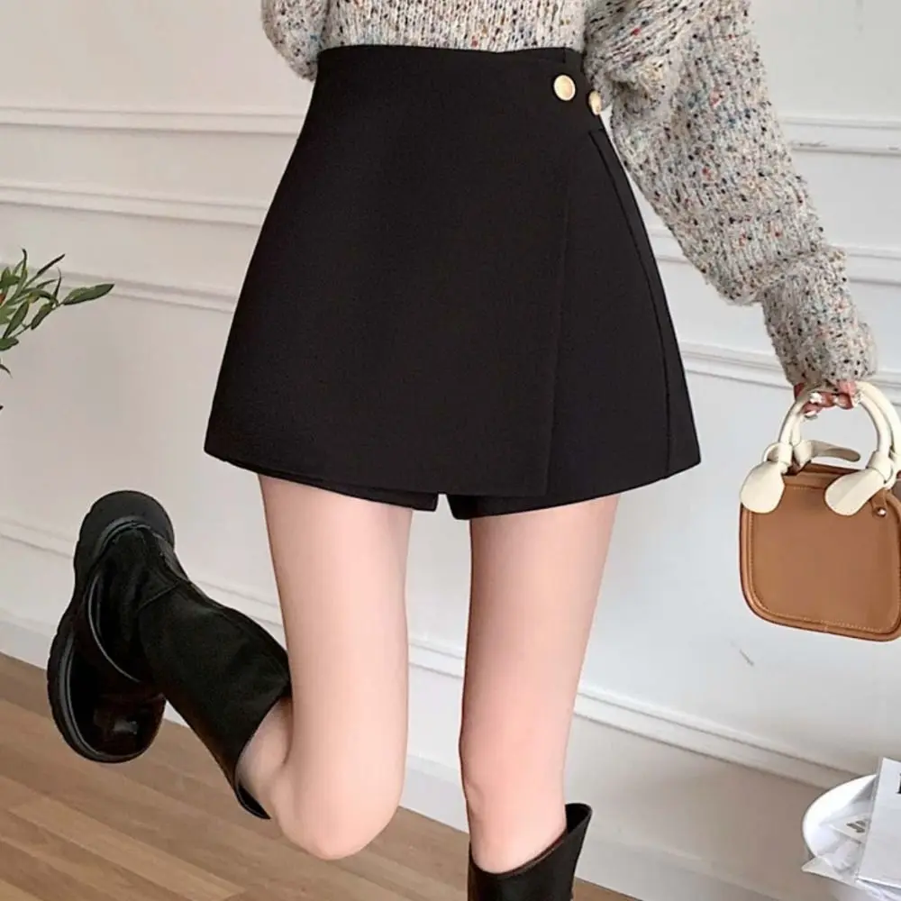 Асимметричные шорты-двойки трапециевидной формы облегающие спортивные