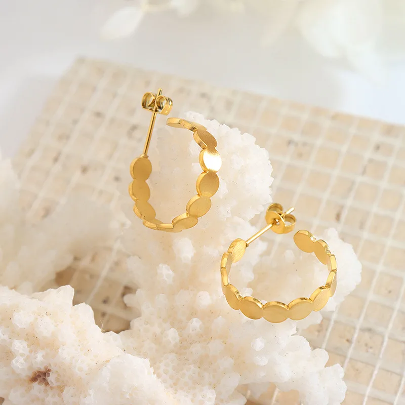 

Комплект женских ювелирных изделий из браслета и серег