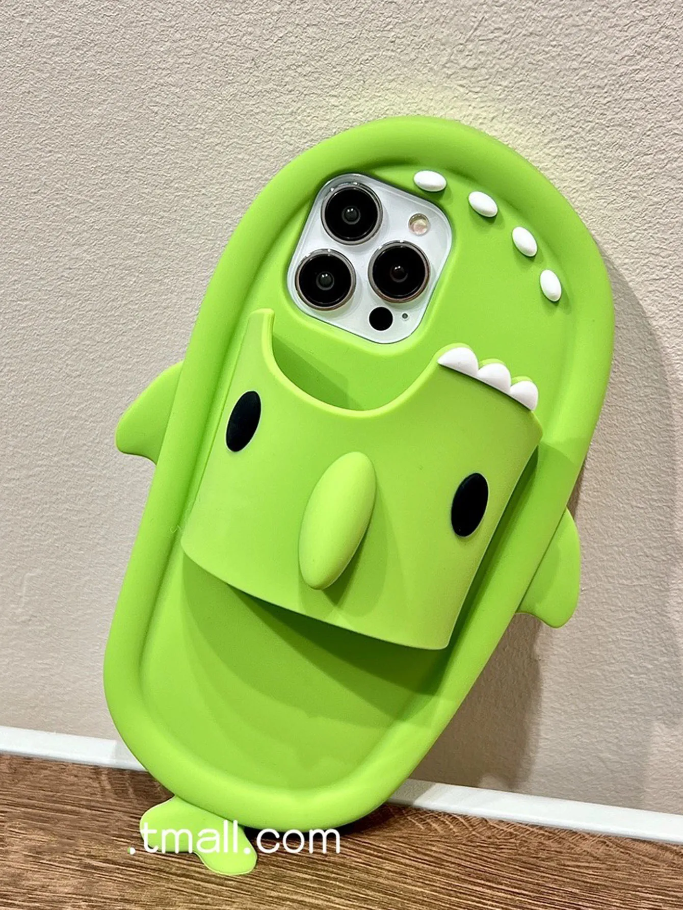 Силиконовый Чехол С 3D Зелеными Тапочками В Виде Акулы Для iPhone 14 Pro Max Совместимый 15