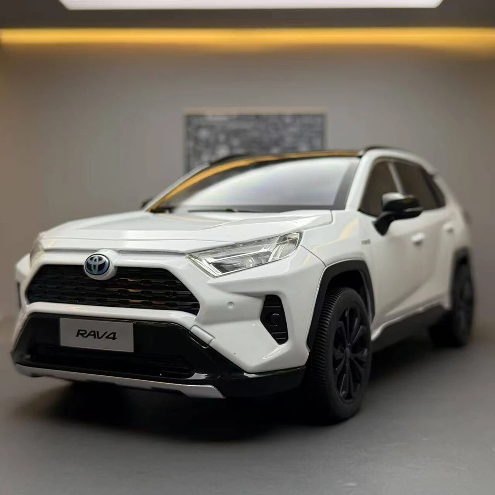 Фото Масштабная модель автомобиля Toyota RAV4 1:18 из литого сплава, с рулевым управлением передними колесами, полноприводной подвеской и резиновыми шинами, игрушка-машинка для взрослых, подарок №1