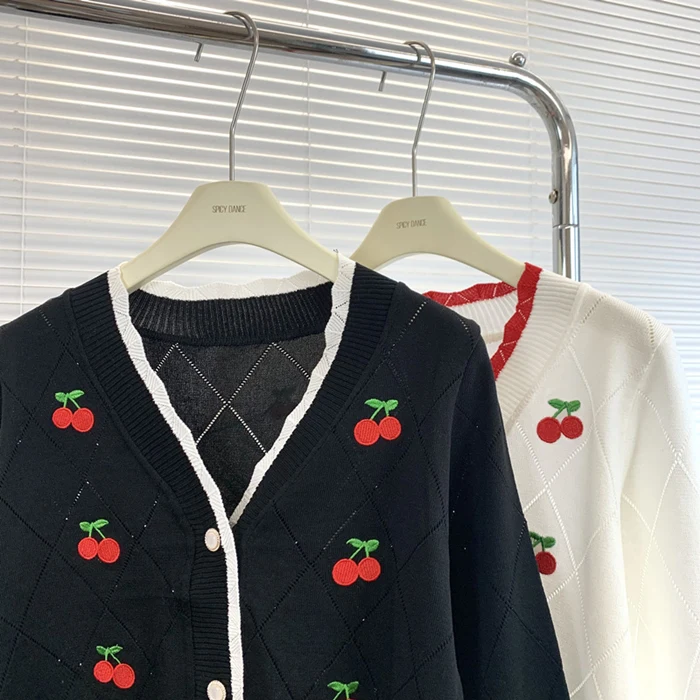 Женский вязаный кардиган с вышивкой вишни