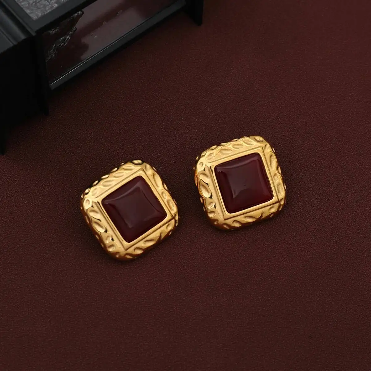 Новые модные серьги-гвоздики PuRui из нержавеющей стали с позолотой 18K для женщин, винтажные квадратные серьги из красной и черной смолы, ювелирный подарок (art.: 3920da879bc75) - 3920da879bc75