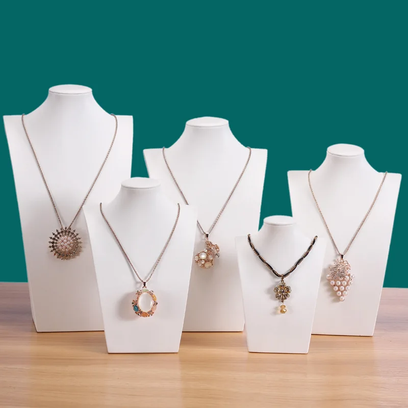 Пластиковая подставка для ожерелий