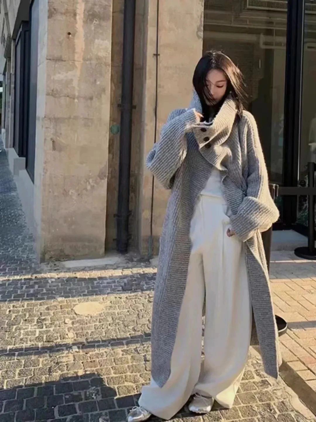 Кардиган женский трикотажный средней длины с большими лацканами и высоким