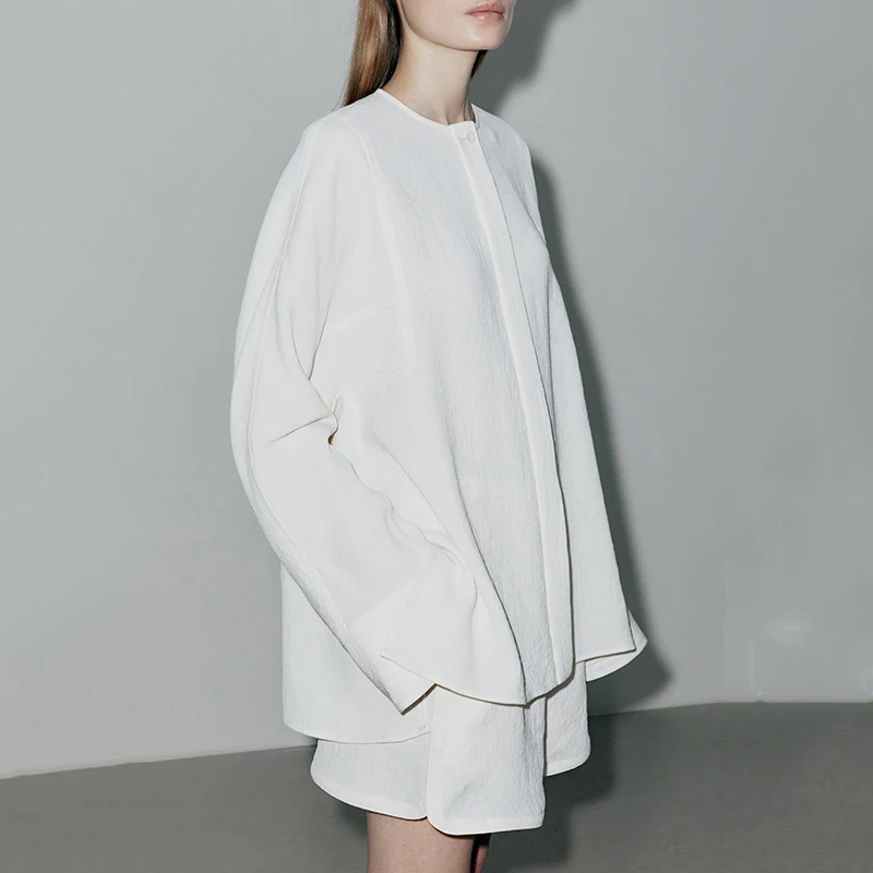 

2022 early autumn niche fashion beige white comfortable breathable casual loose round neck shirt coat women's top + shorts suit