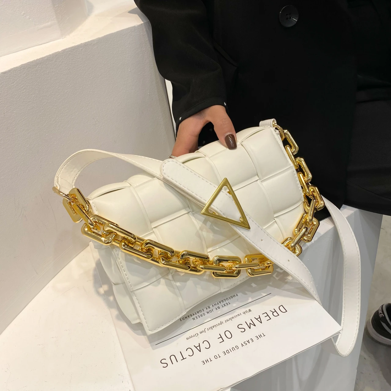 

Women's Bag 2022 Trend Fashion Small Shoulder Crossbody Bags Female Pu Leather Woven Purses and Handbags Ladies Chains Single