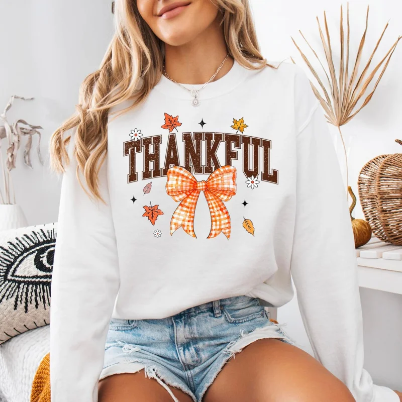 Толстовка с длинными рукавами и ярким оранжевым бантом подходящая для девочек