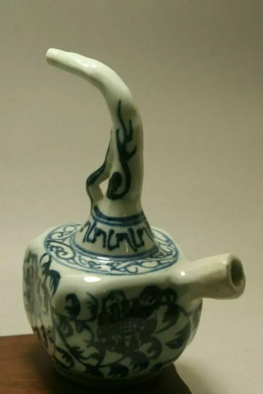 

Chinese Folk Art Collection -- China Old Painted Porcelain Blue and White Shisha Snuff Bottle Decoration Collection Ornaments