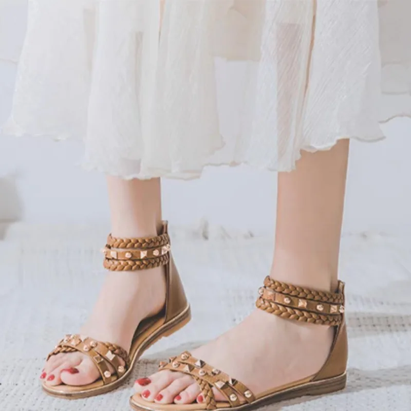 Женские сандалии на плоской подошве с заклепками в римском стиле модные