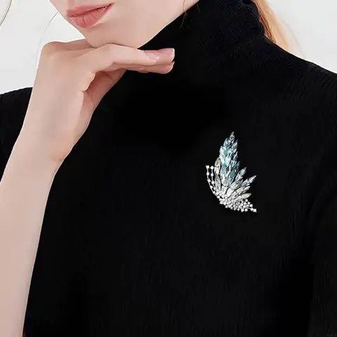 Винтажная брошь-бабочка со стразами