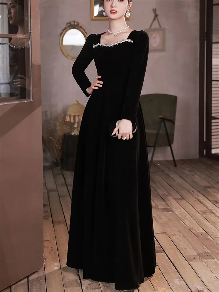 Черное женское осенне-зимнее однотонное бархатное платье-трапеция с квадратным