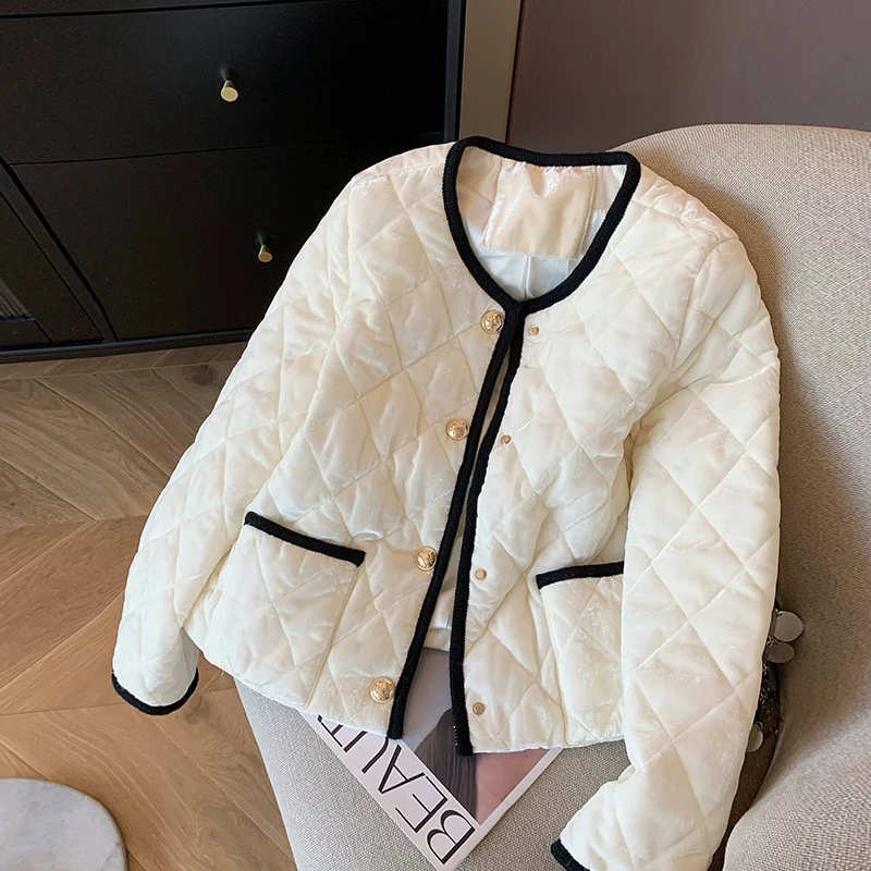 Изящное бархатное пальто с хлопковой подкладкой контрастного цвета золотой