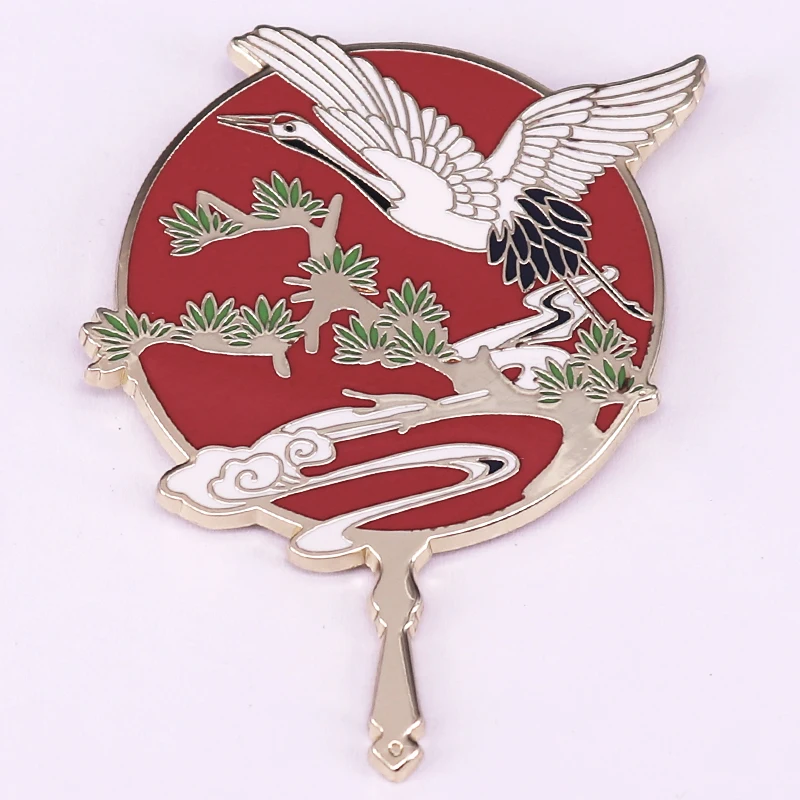 Эмалированная брошь в форме журавля