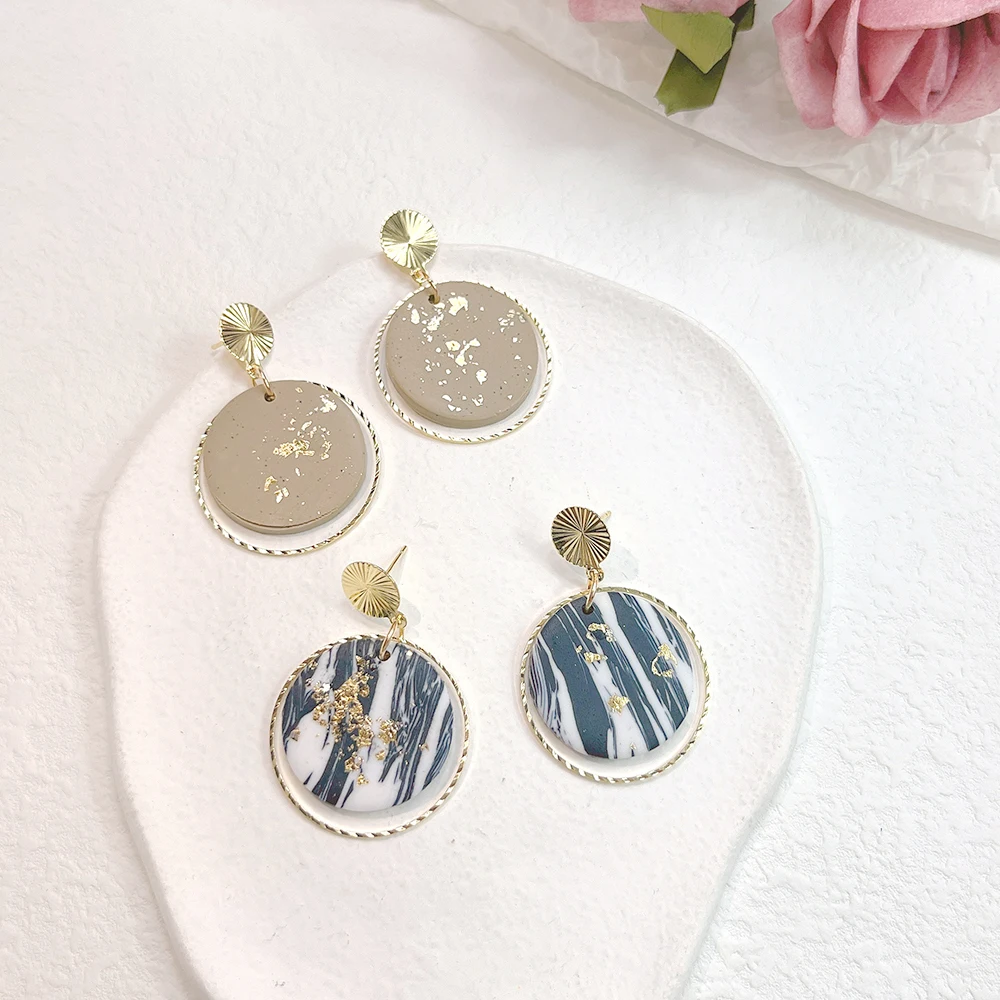 

Geometric Light Luxury Gold Leaf Stud Earrings Ladies Fashion Trend Small Fragrance Versatile Versatile Soft Pottery Personality