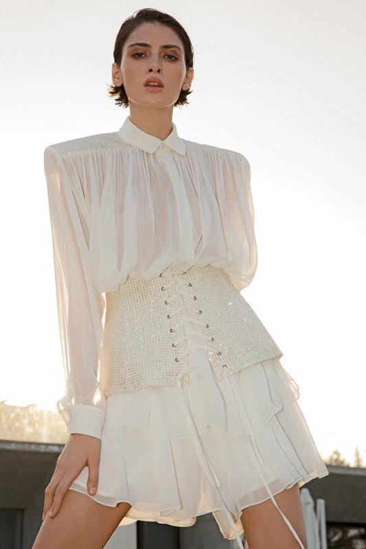 

Женское облегающее мини-платье с вышивкой бисером и отложным воротником