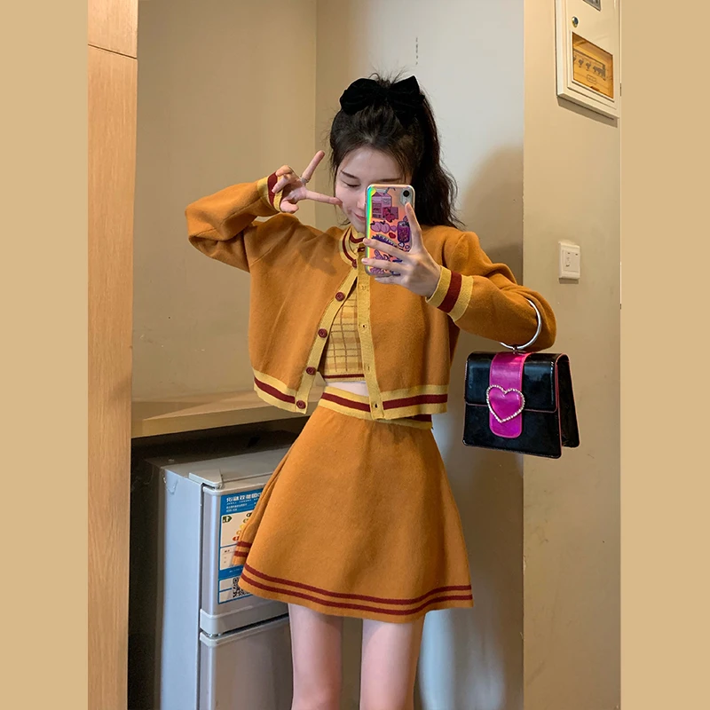 

Женский трикотажный комплект из трех предметов, Кардиган с длинным рукавом и клетчатая кофта с коротким топом и трапециевидная мини-юбка, Y2K, весна