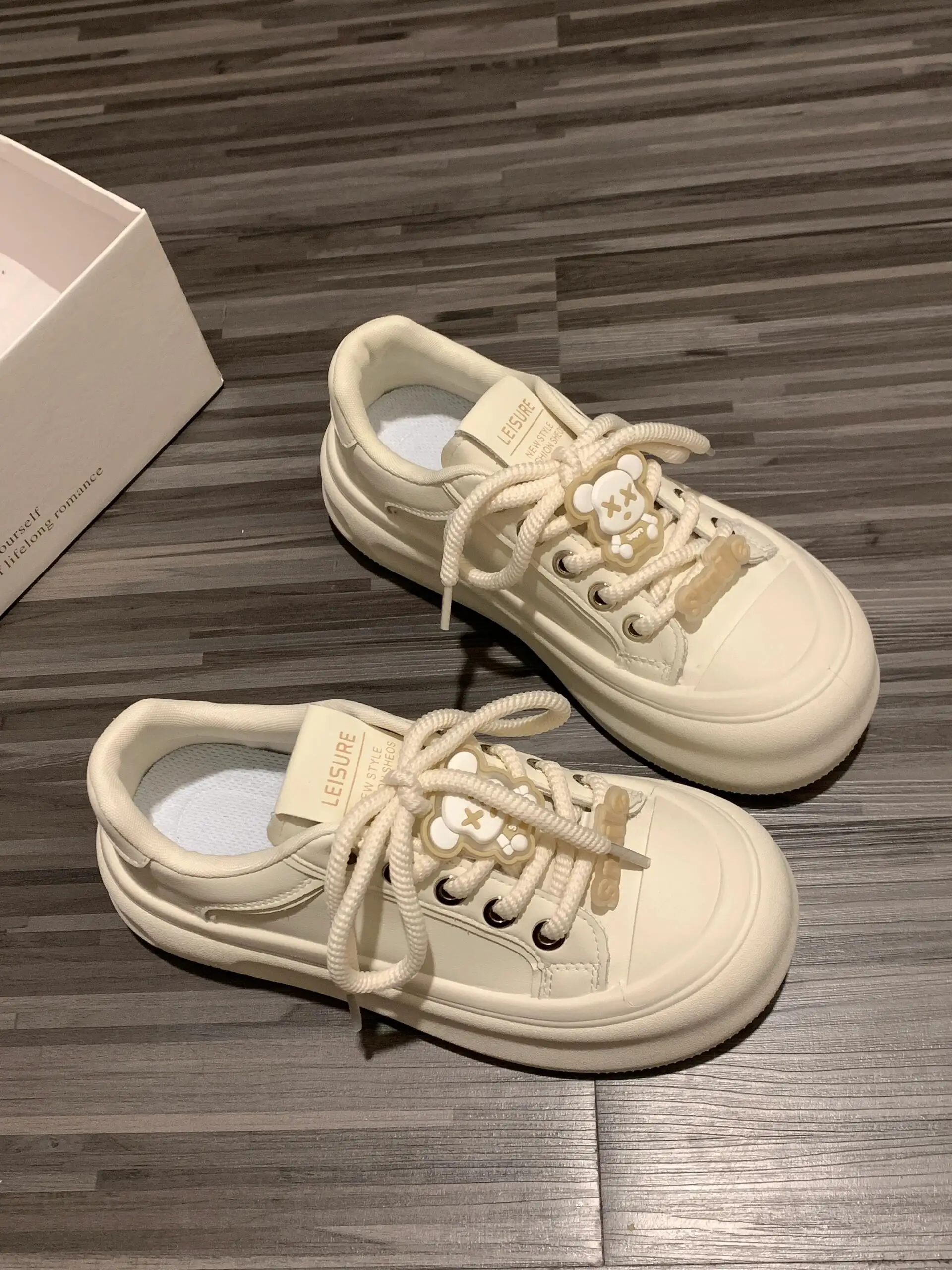 Я могу порекомендовать белые туфли на толстой подошве 0000 раз! Очень легко носить!