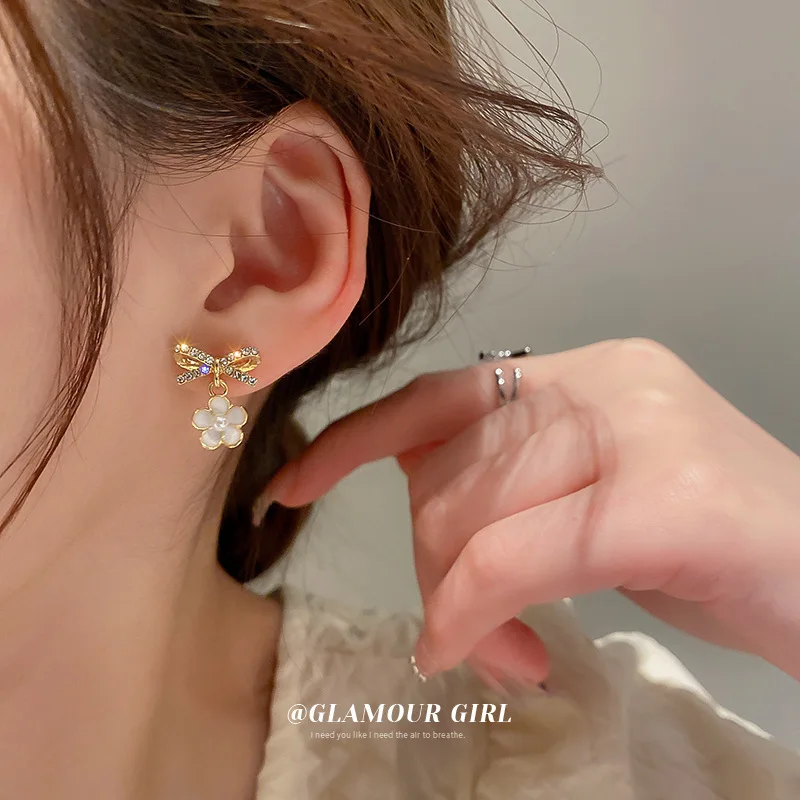 

925 Silver Needle French Fragrance Style Fashion Advanced Design Inlaid With Diamond-water Pearl Bow Flower Pendant