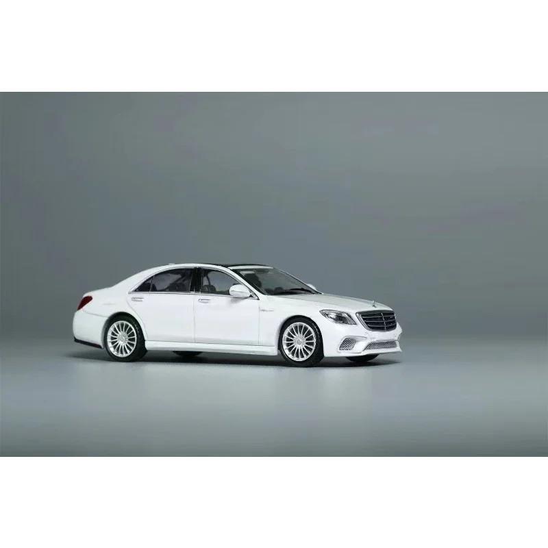 Модель литая под давлением автомобиля цвет белый/зеленый