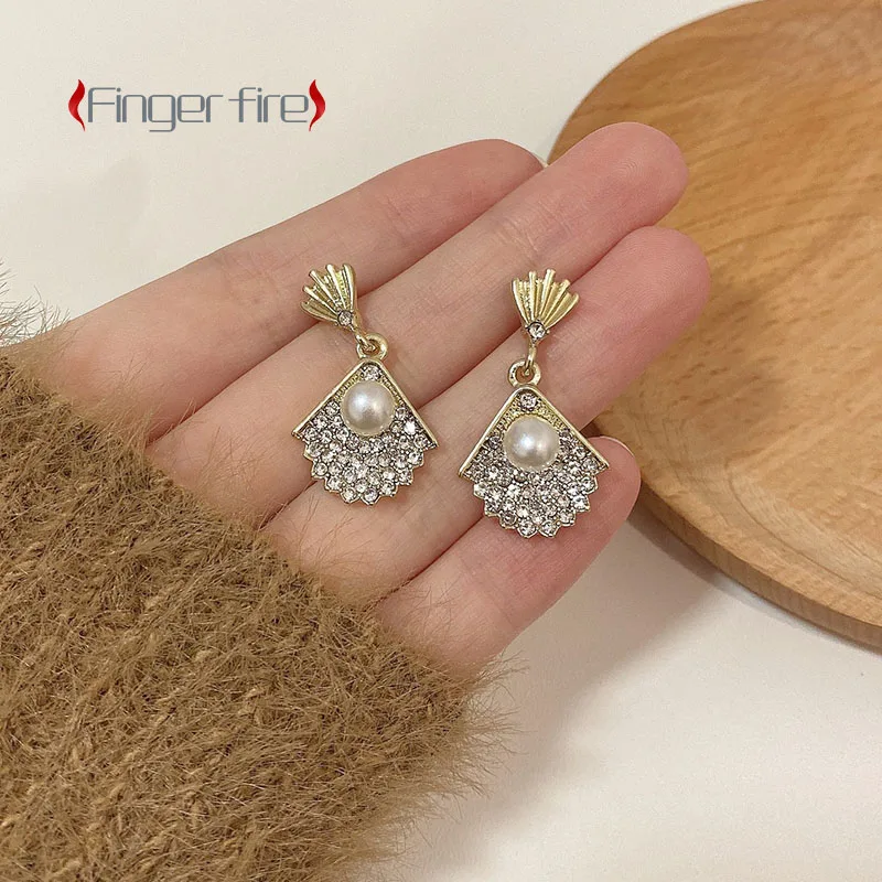 

Exquisite Fashion Diamond Scallop Pearl Earrings Personality Vintage Jewelry