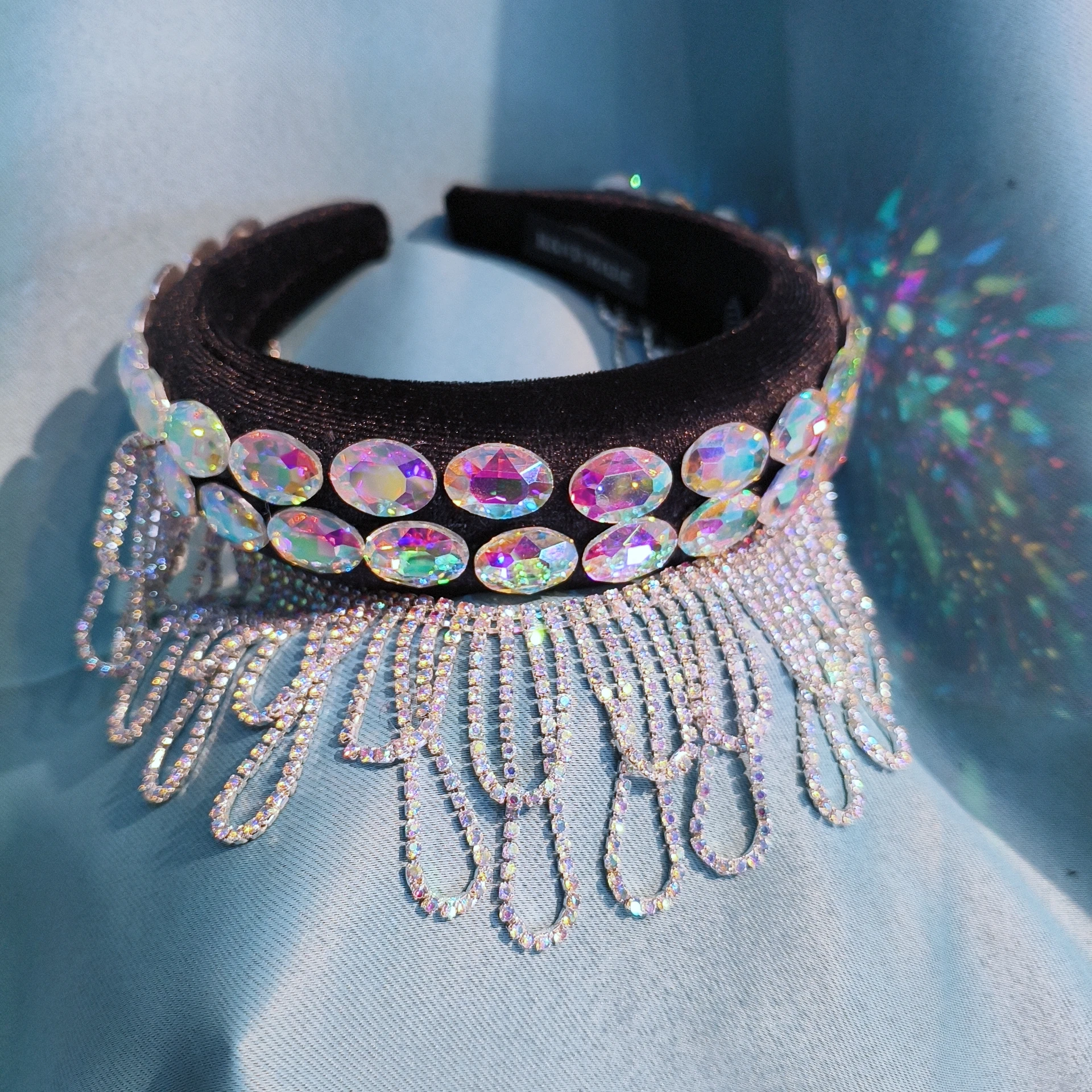 Оригинальная повязка для волос ручной работы с овальными кристаллами и